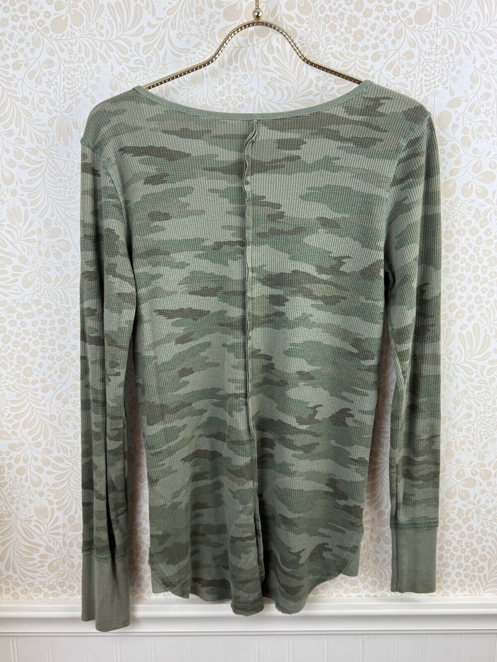 We The Free Green Camo Thermal Long Sleeve V-Neck Tee - Size - Medium - Picture 3 of 6